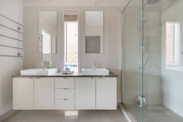 House, 5 Bedrooms, Accessible, Balcony | Bathroom