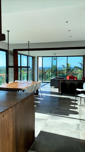 Parrilla de estufa, cafetera y tetera, periquera y utensilios de cocina 