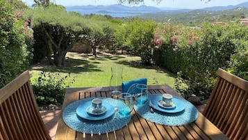 House, 3 Bedrooms, Smoking, Balcony | Garden