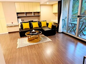 Apartment, 2 Bedrooms, Accessible, Balcony | Living area