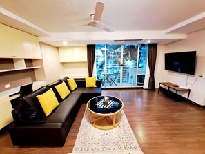 Living area - 3B - 2 Bedroom Downtown Apartment With Shared Pool (Bangkok)