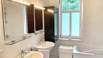 Ducha y bañera combinadas, toallas, jabón y champú