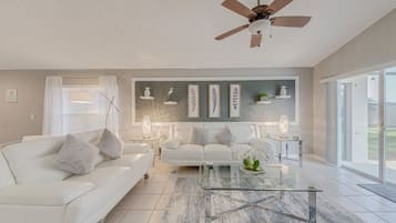 Villa, 3 habitaciones, alberca privada, vista al jardín | Área de sala de estar