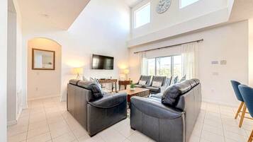 Villa, 3 habitaciones, alberca privada, vista al jardín | Sala de estar