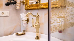 Apartamento, 1 habitación, vistas al jardín | Baño | Artículos de higiene personal gratuitos, secador de pelo y zapatillas