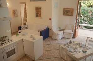 Casa, 3 habitaciones, patio, vista al jardín | Sala de estar | Televisión 