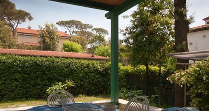 House in Marina di Pietrasanta With Large Garden 300 Meters From the sea