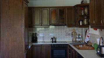 Fridge, oven, dishwasher, coffee/tea maker