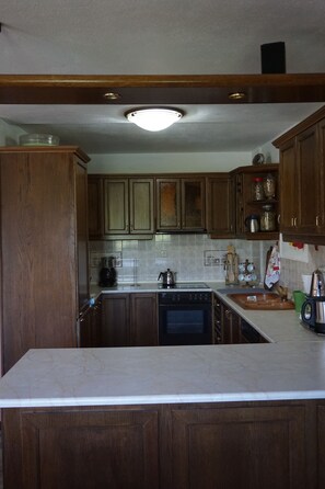 Fridge, oven, dishwasher, coffee/tea maker