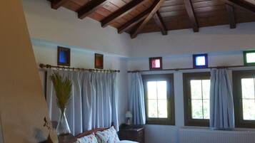 6 bedrooms, WiFi, bed sheets