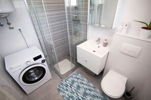 Ferienhaus, 2 Schlafzimmer, Terrasse, Gartenblick | Badezimmer