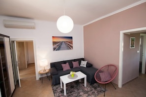House, 2 Bedrooms, Terrace, Garden View | Living room