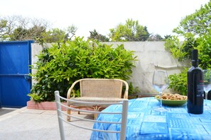 House, 2 Bedrooms, Smoking, Patio | Outdoor dining