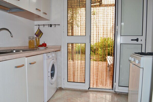 Maison, 2 chambres, fumeur, patio | Cuisine privée | Surface de cuisson, cafetière-théière, vaisselle et ustensiles