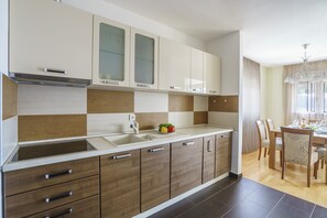 Réfrigérateur, four à micro-ondes, un four, surface de cuisson
