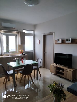 Apartment, 2 Schlafzimmer, Balkon, Stadtblick | Esszimmer