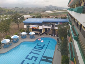 Una piscina techada, una piscina al aire libre