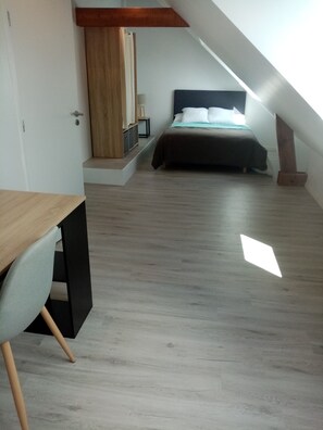 5 slaapkamers, een strijkplank/strijkijzer, wifi, beddengoed