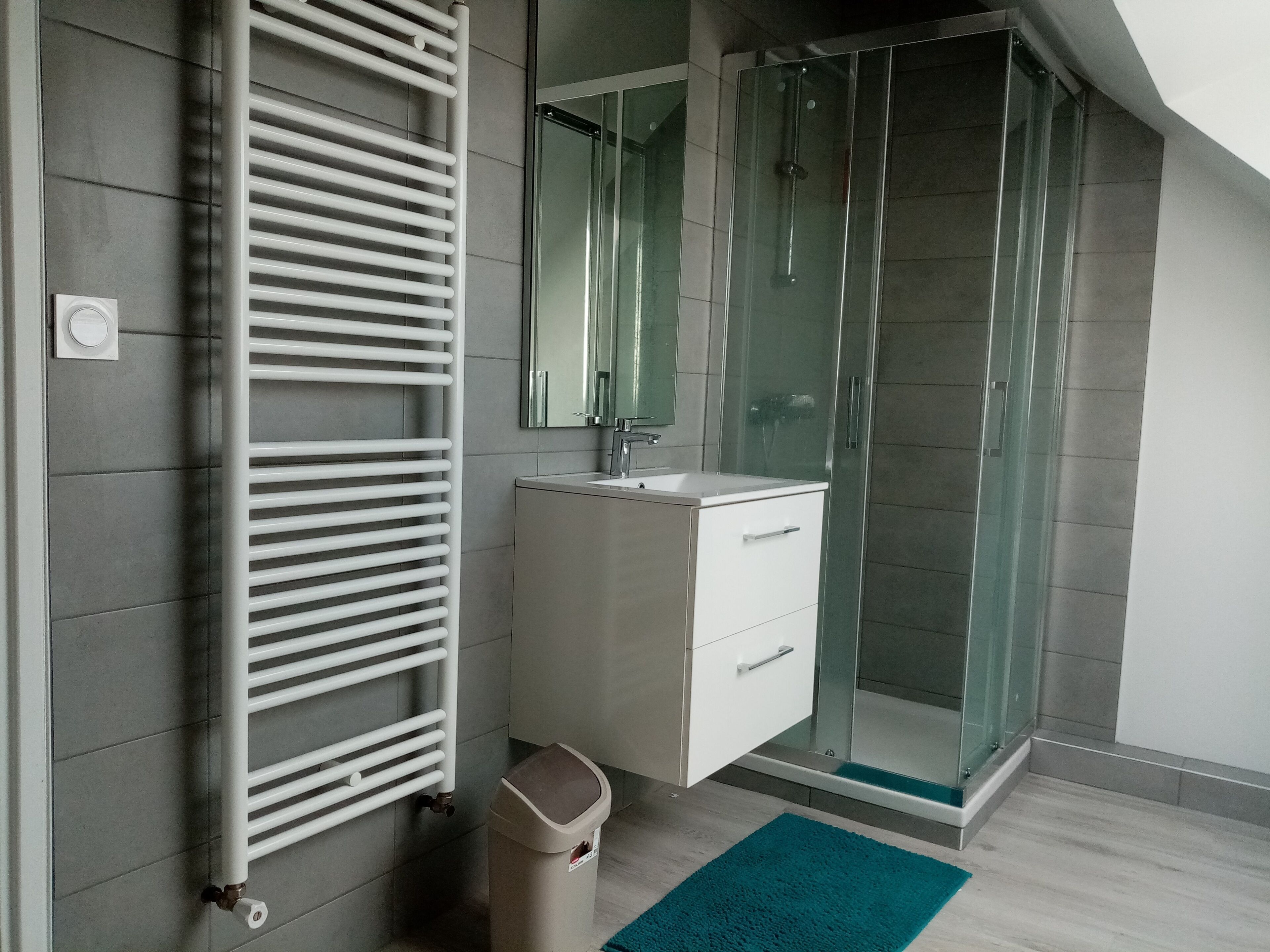 Baignoire, serviettes fournies, papier de toilette