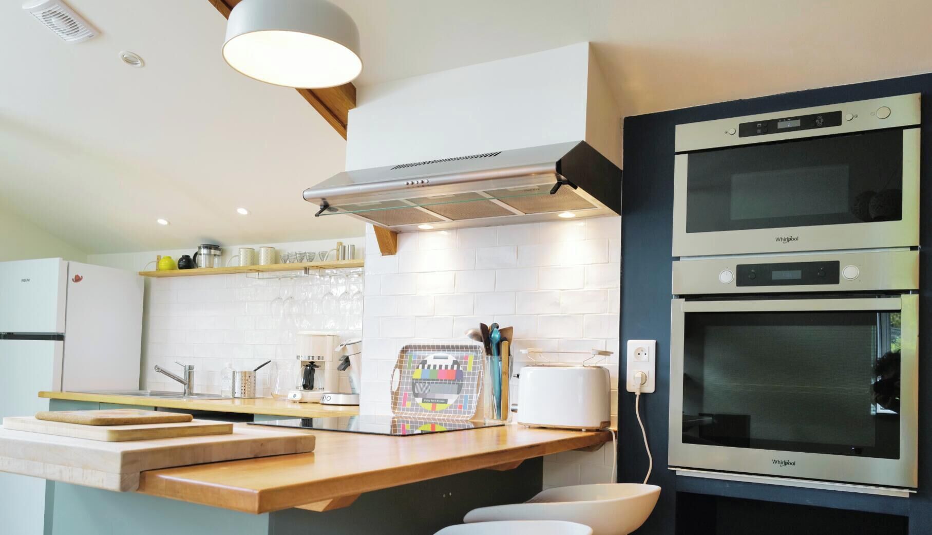 Réfrigérateur, micro-ondes, four, plaque de cuisson