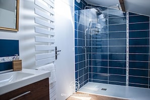 Een douche, een haardroger, handdoeken, zeep