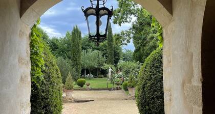 Suite de charme ,4 personnes , au calme d'un jardin arboré en Anjou