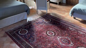 A bedroom with two beds, a chandelier, a large mirror, and a traditional wooden door. - Charming suite, sleeps 4, in a quiet garden in Anjou  (Durtal)