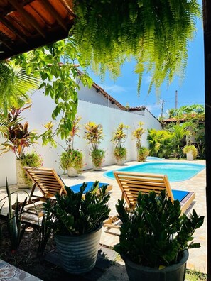 室外游泳池，09:00 至 19:00 开放，日光浴躺椅