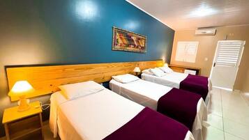 Quarto quádruplo | Frigobar, escrivaninha, roupa de cama