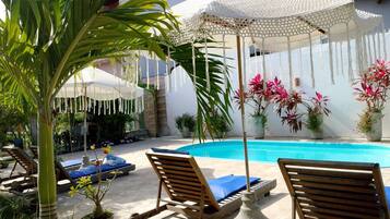 Piscina externa, funciona das 9h às 19h, espreguiçadeiras