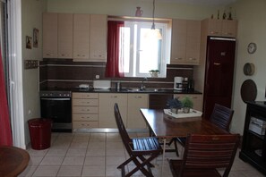 Fridge, oven, stovetop, coffee/tea maker