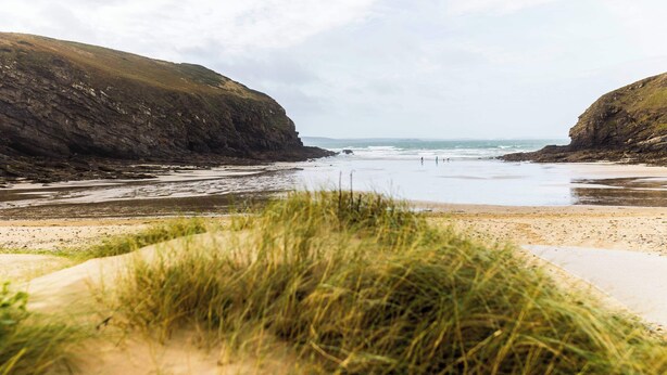 A coastal beach with grassy dunes and rocky cliffs. - Luxury chalet in wonderful Pembrokeshire National Park, beach & coast path (Nolton Haven)