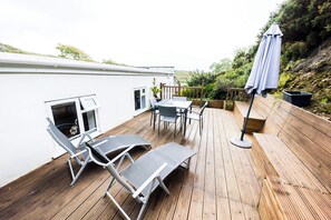 Outdoor dining - Luxury chalet in wonderful Pembrokeshire National Park, beach & coast path (Nolton Haven)