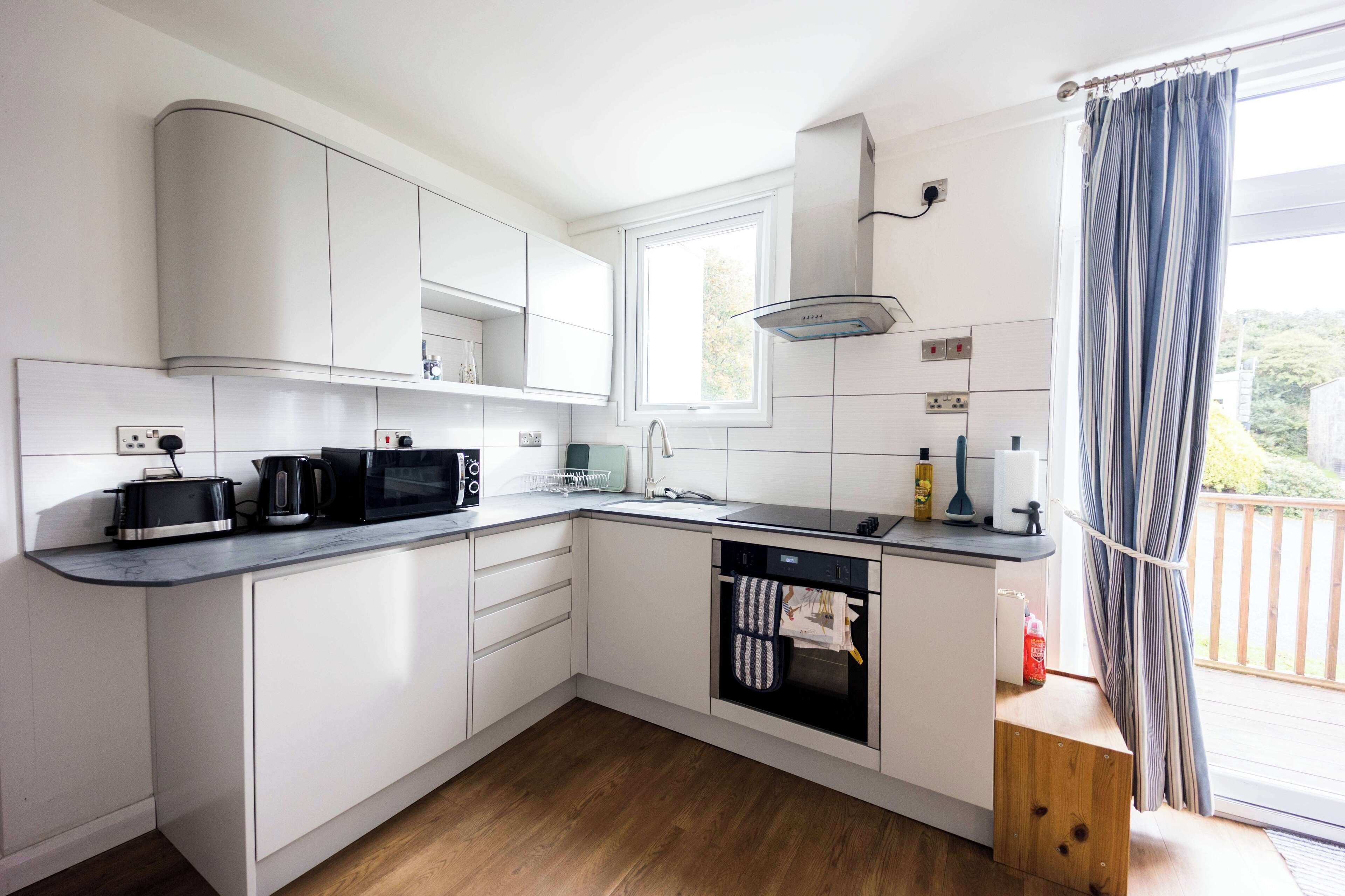 Mikrobølgeovn, ovn, kogeplade, opvaskemaskine