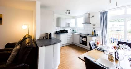 Luxury chalet in wonderful Pembrokeshire National Park, beach & coast path