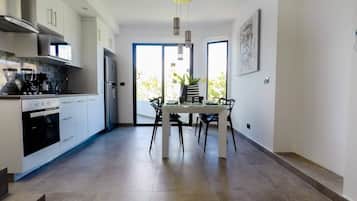 Condo, 2 habitaciones, balcón, vista a la ciudad | Cocina privada