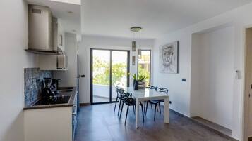 Condo, 2 habitaciones, balcón, vista a la ciudad | Cocina privada