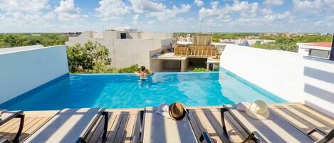 Condo, 2 habitaciones, balcón, vista a la ciudad | Alberca | Alberca al aire libre