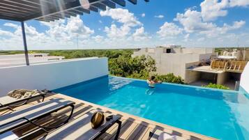 Condo, 2 habitaciones, balcón, vista a la ciudad | Alberca | Alberca al aire libre