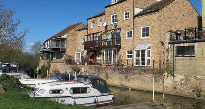 River Courtyard Ground Floor Apt 2BR Parking St Neots Town Centre