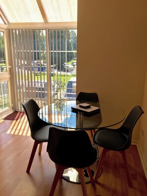 Condo, 2 phòng ngủ, sân hiên, quang cảnh sông | Khu ăn uống