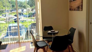 Kondominium, 2 kamar tidur, patio, pemandangan sungai | Tempat makan