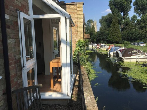 River Courtyard Ground Floor Apt 2BR Parking St Neots Town Centre