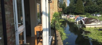 River Courtyard Ground Floor Apt 2BR Parking St Neots Town Centre