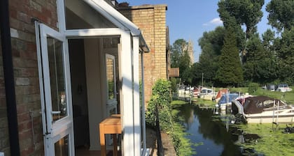 River Courtyard Apartment In The Heart Of