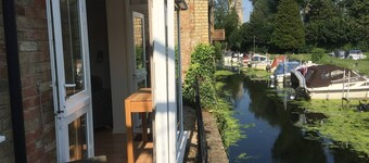 River Courtyard Apartment In The Heart Of