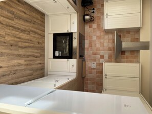 Condo, 2 phòng ngủ, sân hiên, quang cảnh sông | Phòng tắm | Đồ dùng nhà tắm miễn phí, máy sấy tóc, khăn tắm, xà phòng