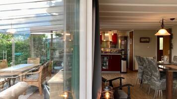 Chalet, 2 Bedrooms, Patio, Garden View | Dining