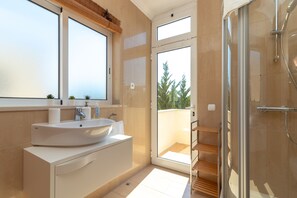 Dusche, Haartrockner, Handtücher