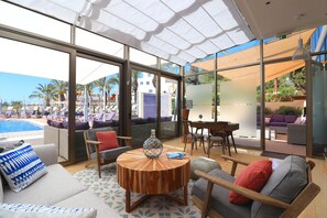 TV - Parque nº 8 - Comfortable Two Bedroom Penthouse, Communal Pool, Roof Terrace, Ai (Ferragudo)